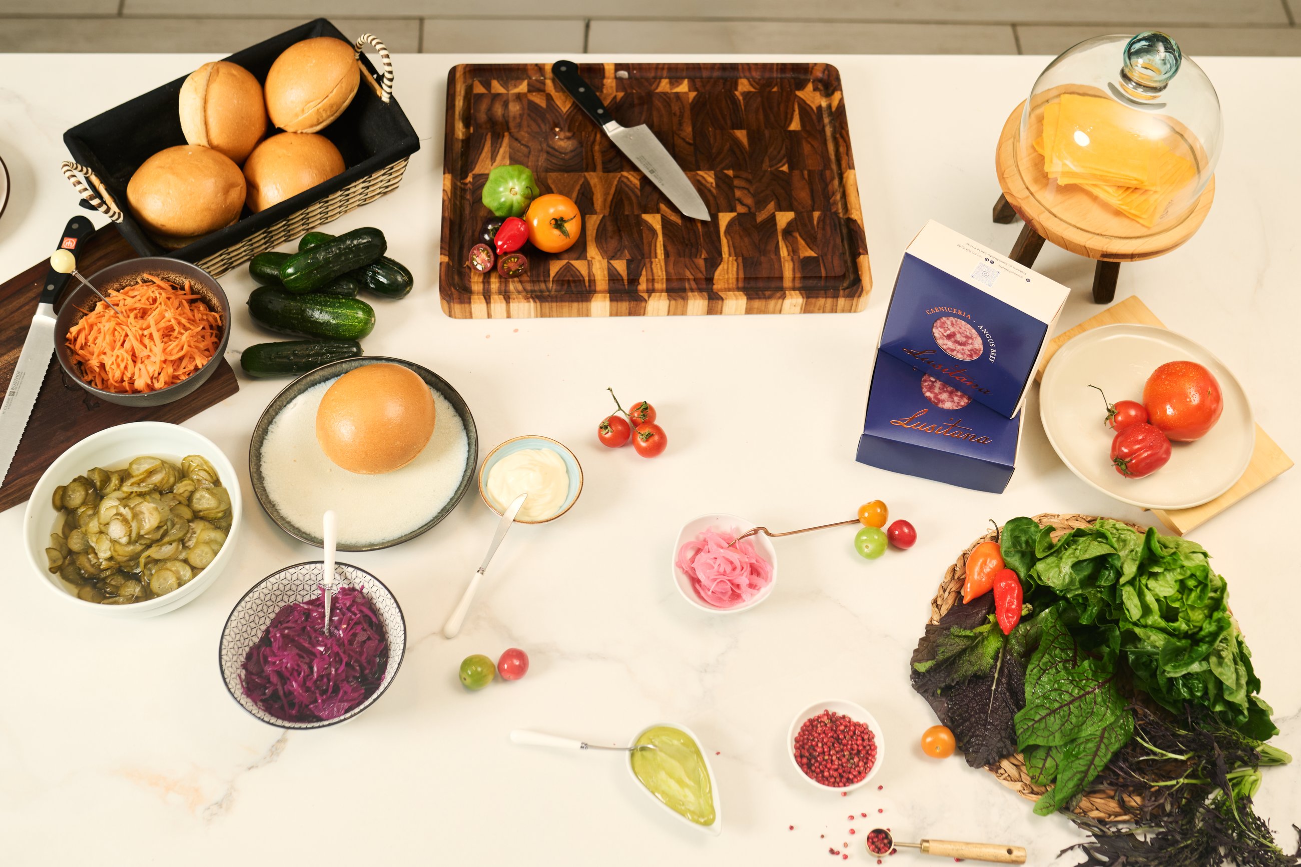 Ingredientes de la hamburguesa Lusitana sobre mesón